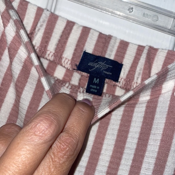 Daytrip flare bottom pants youth size medium from Buckle.   Fit like 8-10 - Picture 2 of 3